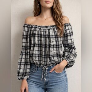 EUC Hollister runched style shirt XS BLACK AND WHITE 1A​​​​​